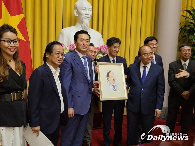 ▲ 김길수회장과 권성택 부회장이 Nguyen Xuan Phuc주석에게 선물을 전달하고 있다