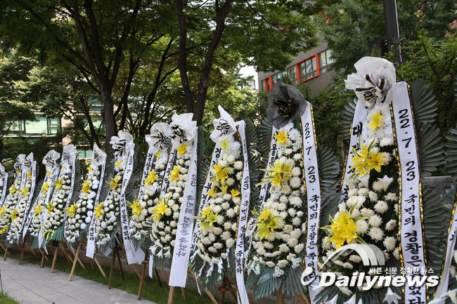 ▲ 이날 전국 일선 경찰들은 경찰청 인근에 “국민의 경찰은 죽었다”고 적힌 근조 화환 등을 보내며 강하게 반발했다. 이날 ‘이 경위’ ‘김 경사’ 등 익명으로 전국 경찰관들이 보낸 근조 화환은 약 40개에 달했다.