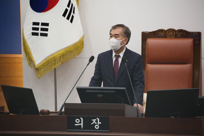 ▲ 김현기 서울시의회 의장은 5일 제312회 임시회를 주재하면서 '지난 한 달 동안 신속하게 원을 구성했고, 서울시 조직 정비 및 예산 등 굵직한 과제들을 시급히 처리하는 데 노력을 쏟았다'며 '천만 시민이 바라는 `전진하는 서울`을 빠르게 구현할 수 있는 제도적 발판을 마련했다'고 발언했다.