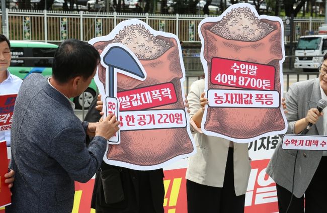 ▲ 전국농민총연맹 소속 농민들은 정부에 대해 쌀값 폭락 대책을 촉구하면서 정부의 농정을 규탄하고, 이에 대한 대책을 촉구하는 퍼포먼스을 벌였다.