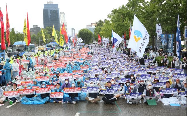 ▲ 결의대회에서 공대위는 정부의 공공기관 정책이 공공기관 및 국유 자산매각 공공기관 기능과 사업 축소 · 폐지 인력감축 등이 핵심이라며, 공공서비스를 축소해 국민피해를 극대화하고 재벌특혜를 가져오는 공공성 파괴 정책이라고 주장했다.