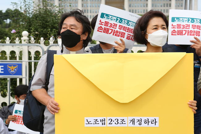 ▲ 기자회견 참가자들은 `노조할 권리 보장` `원청의 사용사성 인정` `손해배상 금지` 등의 구호를 외치며 노란 봉투를 들고 퍼포먼스를 벌이기도 했다.