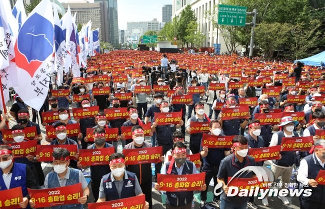 ▲ 금융노조 총파업에는 집행부와 39개 지부 조합원 등 3만명(주최 측 추산)이 참가해, 임금 5.2% 인상 주36시간(4.5일)제 시범 운영 점포폐쇄 시 사전 영향평가제도 개선 임금피크제 개선 국책은행 지방이전 중단 등을 요구하고 나섰다.
