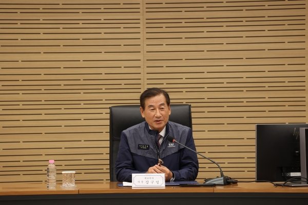 KAI 신임 강구영 사장이 임직원들과 상견례를 하고 있다. 사진=KAI
