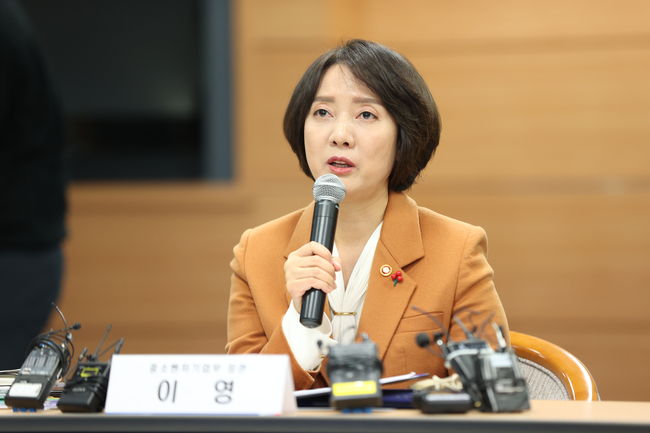▲ 이영 중소벤처기업부 장관이 22일 서울 종로구 금융감독원 연수원에서 열린 `중소기업 재도약과 성장지원을 위한 업무협약식`에서 인사말을 하고 있다. 