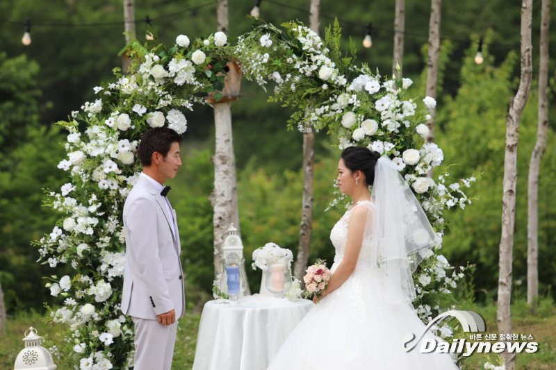 그림입니다. 원본 그림의 이름: EJ7A9579.JPG 원본 그림의 크기: 가로 1920pixel, 세로 1280pixel 사진 찍은 날짜: 2022년 06월 18일 오후 2:24 카메라 제조 업체 : Canon 카메라 모델 : Canon EOS 5D Mark IV F-스톱 : 5.0 노출 시간 : 1/500초 IOS 감도 : 100 색 대표 : sRGB 노출 모드 : 자동 프로그램 노출 : 자동 제어 모드 측광 모드 : 평가 측광 플래시 모드 : 플래시 끔 EXIF 버전 : 0231