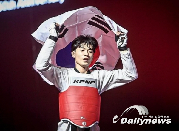'태권도' 배준서, 세계선수권 한국대표팀 첫 금메달