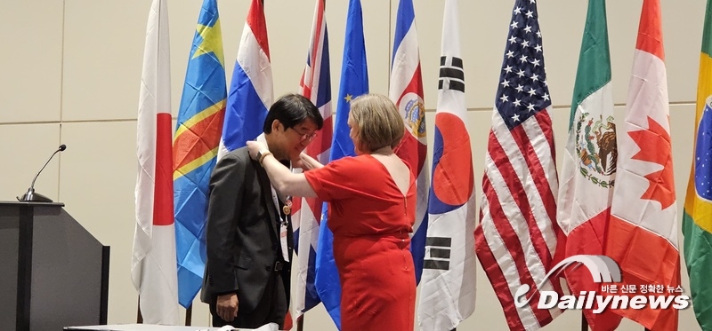▲ 2023 미국건축가협회에서 AIA President Medal 메달을 수여받는 천의영 회장