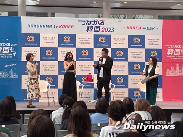 ▲ 일본 라디오 DJ이자 K팝 평론가인 후루야 마사유키 씨가 토크쇼가 진행하고 있다