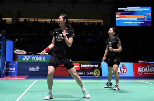 2023 BWF 코리아오픈에서  김소영(왼쪽)과 공희용조가 경기를 펼치고 있다 