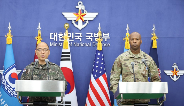 이성준 합동참모본부 공보실장과 아이작 테일러 한미연합사 공보실장이 14일 오전 서울 용산구 국방부에서 한미연합연습 '을지 자유의 방패'(UFS·을지프리덤실드) 계획에 대해 공동 브리핑을 하고 있다.(사진=국방부 제공)