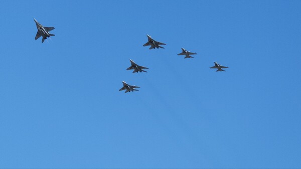 FA-50GF와 함께 비행한 미그29가 편대에서 이탈하고 있다. (사진=KAI 제공)