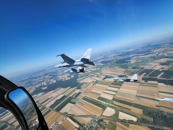 FA-50GF(첫번째)가 미그29와 함께 폴란드 바르샤바 상공을 비행하고 있다. (사진=KAI 제공)