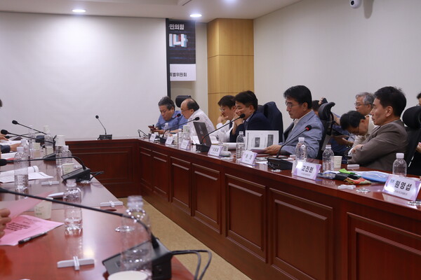 "가짜 뉴스 괴담, 무엇을 노리나?"에 대한 국회의원회관 포럼에서 각계각층의 전문가들이 산업이 된 가짜뉴스에 대한 의견을 발의하고 있다. (사진=심민경기자)