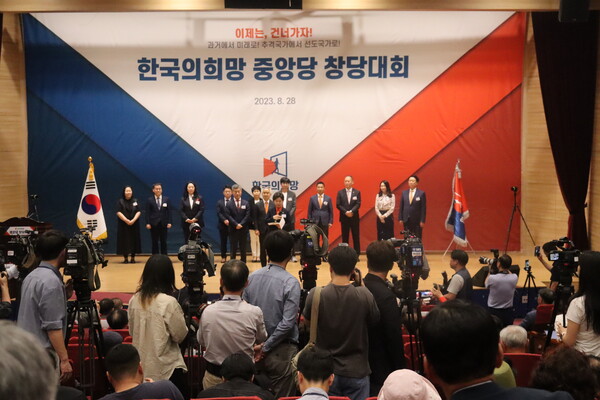 28일 오후 2시 국회의원회관에서 박혜진 바이야드 대표는 '한국의 희망 중앙당 창당대회'가 열렸으며 블록체인 기술인 '투명사회 플랫폼'에 대해 부정과 부패가 없는 투명사회로 가는 길이라고 언급했다. (사진=데일리뉴스)