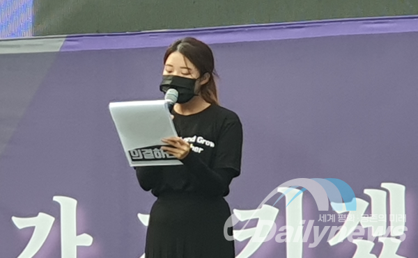 서이초 교사 추모집회에서 자유발언을 하고 있는 유치원 교사(사진=데일리뉴스)