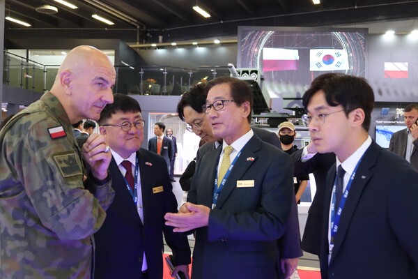 MSPO KAI 부스를 방문한  라즈문드 안제이착(Rajmund Andrzejczak) 폴란드 총참모장과 KAI 강구영 사장 (사진=KAI)