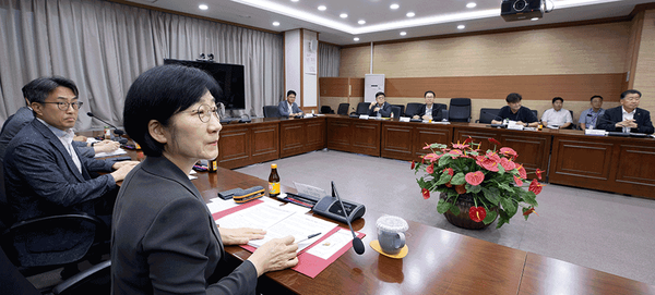 한화진 환경부 장관이 6일 오전 서울 서초구 한강홍수통제소에서 기후변화 대비 댐 전문가 간담회를 주재하고 참석자들과 함께 환경부가 추진할 댐 건설 관련 의견을 나누고 있다.(사진=환경부 제공)