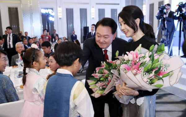 아세안+3 정상회의 참석차 인도네시아를 방문한 윤석열 대통령과 부인 김건희 여사가 5일(현지시간) 자카르타 시내 한 호텔에서 열린 인도네시아 동포 초청 만찬 간담회에서 화동으로부터 꽃다발을 받고 있다. (사진=대통령실 제공)