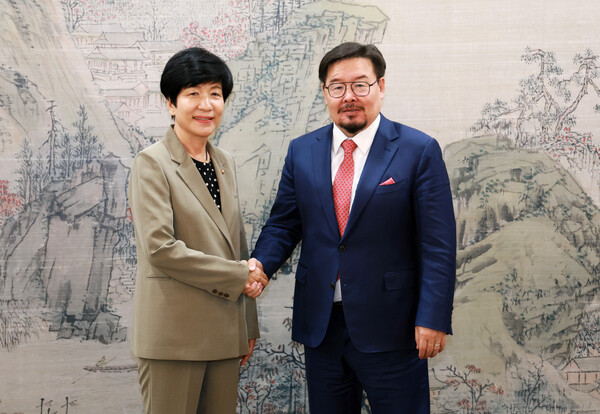 11일 국회에서 회담을 가진 김영주 국회부의장과 검버자브 잔당샤타르 몽골 국회의장이 기념 촬영을 하고 있다.(사진=국회 제공)