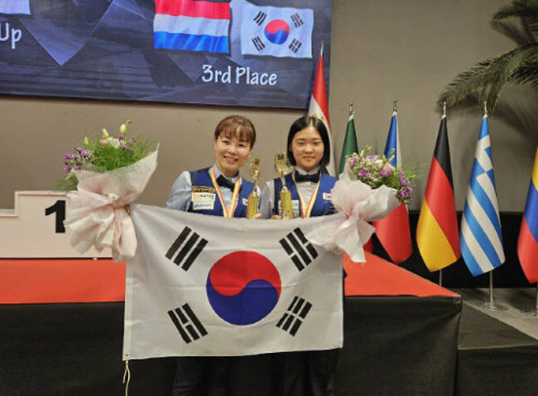 이번 세계선수권에서 최초 우승과 최초 그랜드슬램의 금자탑을 세운 이신영(왼쪽)과 공동 3위에 입상한 김하은이 태극기를 들고 기념촬영.