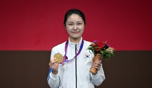 펜싱 여제' 최인정, 에페 금...송세라 은메달