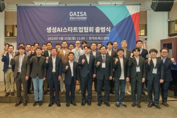 25일 한국프레스센터에서 열린 생성AI스타트업협회 출범식에서 협회 회원사 대표들과 내빈들이 기념사진을 촬영하고 있다. (사진=뤼튼테크놀로지스)