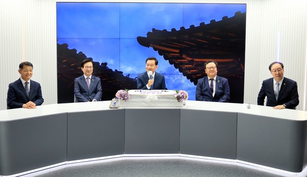 국회의원들의 의정활동을 실시간으로 전달하고 국민과 소통할 수 있는 '이실직GO' 개소식 참가자: 좌로부터 미래연구원장, 국회도서관장, 국회사무총장, 예산정책처장, 입법차장 (사진=국회사무처)