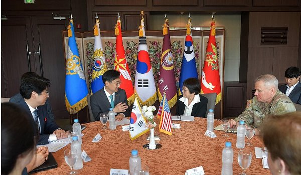 신범철 국방부 차관이 지난 14일 국방부에서 하이디 슈 미 국방부 연구공학차관을 접견하고 있다.(사진=국방부 제공)