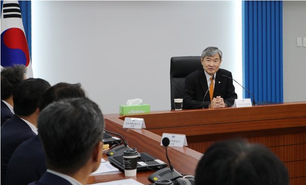 3국 안보실장은 북한과 러시아가 13일 러시아 보스토치니에서 정상회담을 개최하고 국제사회의 거듭된 경고에도 불구, ICBM 개발을 포함한 다양한 군사협력을 논의한 것에 대해 심각한 우려를 표명하고 “북한과 러시아는 유엔 안보리 결의와 각종 국제 제재가 부과하고 있는 무기거래와 군사협력 금지 의무를 준수해야 하며, 이를 위반할 경우 분명한 대가를 치르게 될 것임”을 경고하였다.(사진=대통령실 제공)