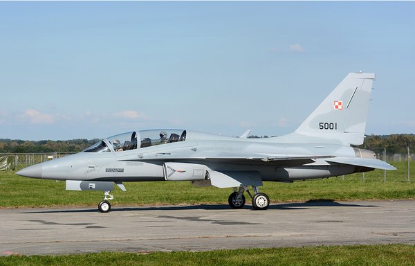 FA-50GF 주요 제원은 ▲최대 이륙 중량 2만7300lbs ▲엔진 추력 1만7700lbs ▲최고 속도 마하 1.5 ▲최대 고도 5만5000ft ▲중력가속도(G) -3~+8G ▲탑승 인원 2명 ▲탑재 무장 공대공 미사일, 공대지 폭탄, 기총 등이다.(사진=KAI제공)