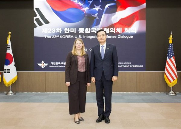 18일 서울에서 열린 제23차 '한미 통합국방협의체(KIDD) '회의에서 우리측 수석대표 허태근 국방정책실장(오른쪽)과 미측 수석대표 카라 앨리슨 마샬(Cara Allison Marshall) 동아시아부차관보 대행이 기념 촬영하고 있다. (사진=국방부 제공)