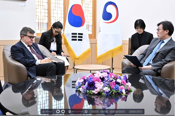 장호진 외교부 제1차관이 19일 안드레이 보르소비치 쿨릭 주한 러시아 대사를 외교부로 초치해 북-러 군사협력에 엄중한 입장을 전달하고있다. (사진=외교부 제공)
