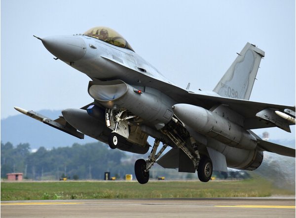 KF-16전투기 제원은 최대 속도 마하2.02 ~ 2.05이고,항속 거리는 3,200 km, 최대 상승 고도는 15,240 m 이상이다.(사진=공군 자료)