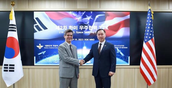 서울 국방부에서 개최된 제2차 한미 우주협력 토의식 연습(TTX) 및 제21차 국방우주정책 실무협의회(SCWG)에서 최병옥(오른쪽) 국방부 방위정책관과 존 힐 미 국방부 우주·미사일방어 부차관보가 악수하고 있다. (사진=국방부 제공)