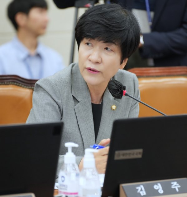 김영주 국회부의장은 '유령아동 방지와 보호정책 강화'를 주제로 전문가들과 긴급간담회를 개최하였다. (사진=김영주)