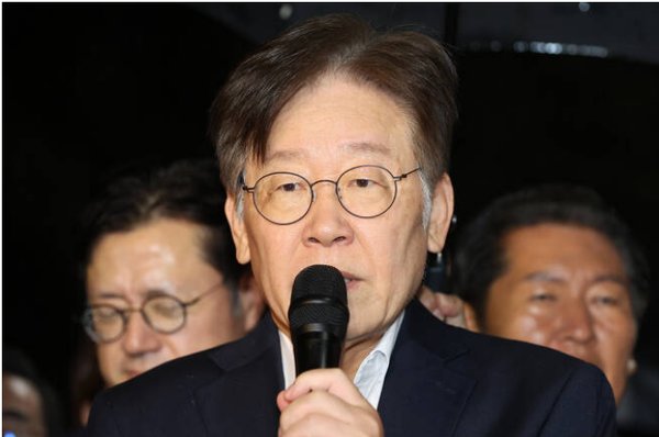 서울중앙지법은 27일 더불어민주당 이재명 대표에 대한 구속 전 피의자 심문 뒤 검찰이 청구한 구속영장을 기각했다. 이재명 대표가 당일 밤 서울구치소를 나서며 발언하고 있다.