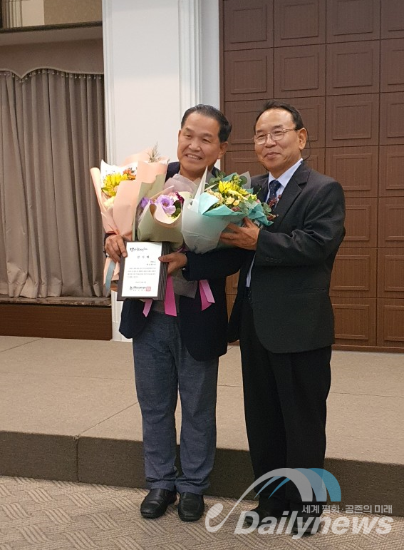 '제23회 세계한인언론인대회' 개막식에서 지난 25년간 재외동포 분야를 전담 취재해온 공로를 인정받아 감사패를 받은 왕길환 연합뉴스 동포·다문화부 기자(왼쪽)가 김명곤 세언협 회장과 기념 촬영을 하고 있다. (사진=데일리뉴스)