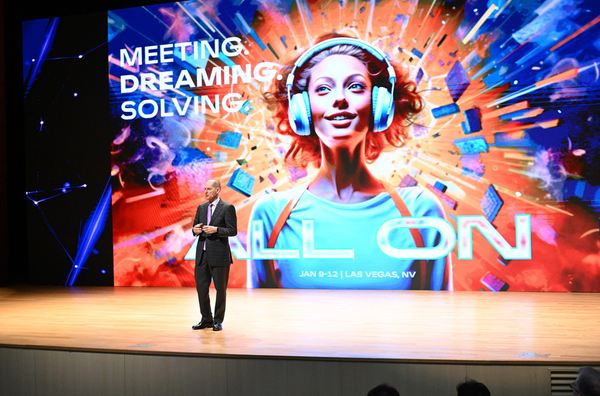 한국전자전 오프닝 키노트에서 미국 CTA 게리샤피로 회장이 한국에서는 처음으로 CES 2024 Tech Trends를 발표하고 있다.(사진=KEA)