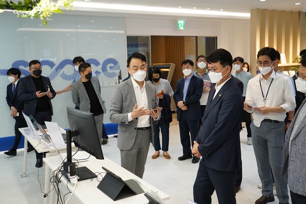 지난해 열린 부산 블록체인 특구 기업간담회에 참석한 중소벤처기업부 차관 (사진=부산시)