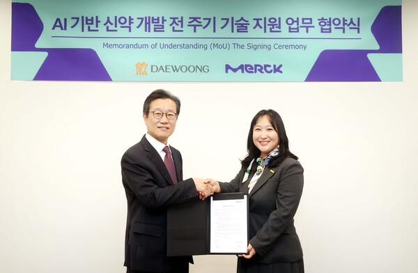 박준석 대웅제약 신약센터장(왼쪽)과 정지영 머크 라이프사이언스 사이언스 앤 랩 솔루션 대표가 업무협약을 체결한 뒤 기념촬영을 하고 있다. (사진=대웅제약)