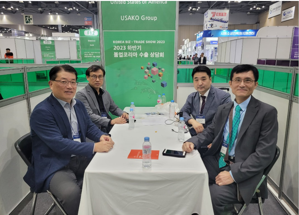 USAKO 그룹의 한고(Han Ko)대표(오른쪽 끝)가 ‘2023 하반기 붐업코리아 수출 상담회(KOREA BIZ-TRADE SHOW 2023)’에서 상담 중인 한 장면.  