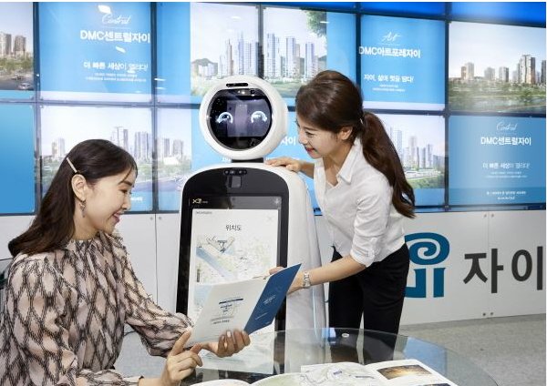 LG전자는 오는 2030년까지 로봇 등 신산업에 50조원을 투자한다는 방침이다. 호텔과 병원 등 다양한 산업군에 로봇 공급을 확대할 계획이다. (사진=GS건설 제공)