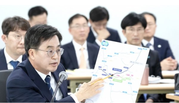 경기도에 대한 국회 행정안전위원회 국정감사에서 김동연 경기도지사가 서울-양평고속도로 원안 추진 입장을 재차 강조했다.(사진=국회 제공)