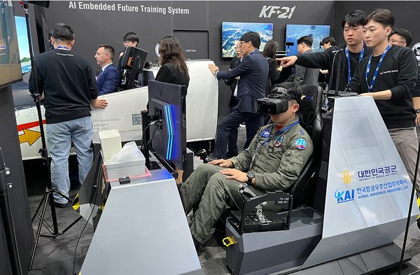 IPS/시뮬레이터 Zone에는 VR 고글을 활용한 KF-21 정비체험과 KF-21, FA-50 조종체험 등 첨단 4차 산업혁명 기술이 적용된 미래형 훈련체계를 직접 체험할 수 있다.(사진=KAI제공)