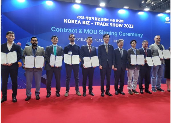  ‘2023 하반기 붐업코리아 수출 상담회(KOREA BIZ-TRADE SHOW 2023)’에서 MOU를 체결한 후에 기념사진촬영하였다.왼쪽에서 세번째가 USAKO그룹 한고 대표.(사진=USAKO 제공)