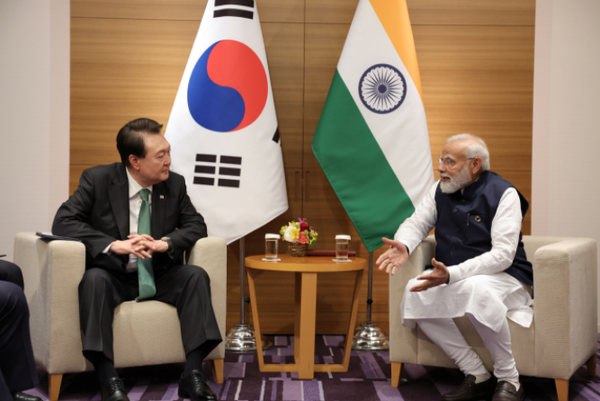 지난 5월 주요 7개국(G7) 정상회의 참석차 일본을 방문 중 윤석열 대통령이 히로시마 한 호텔에서 열린 한-인도 정상회담에서 나렌드라 모디 인도 총리의 발언을 듣고 있다. (사진=대통령실)
