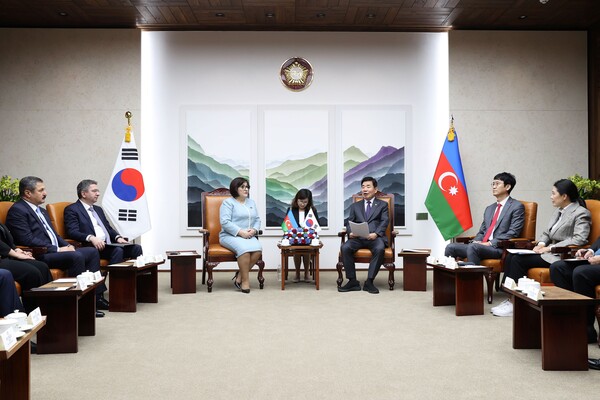 김진표 국회의장은 1일, 의장접견실에서 아제르바이잔 국회의장 가파로바와 회담을 진행하며 양국 간 협력을 강조하고 다양한 분야에서의 파트너십을 강화하는 논의를 나눴다. (사진=국회)
