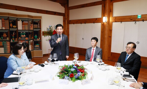 김진표 국회의장은 1일, 의장접견실에서 아제르바이잔 국회의장 가파로바와 회담을 진행하며 양국 간 협력을 강조하고 다양한 분야에서의 파트너십을 강화하는 논의를 나눴다. (사진=국회)