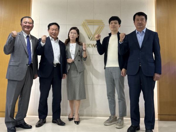 태광산업이 ESG 위원회를 설치하고 (왼쪽부터)최영진 사외이사, 조진환 대표이사, 남유선 사외이사(위원장), 최원준 사외이사, 정철현 대표이사가 기념사진을 촬영하고 있다. (사진=태광산업)